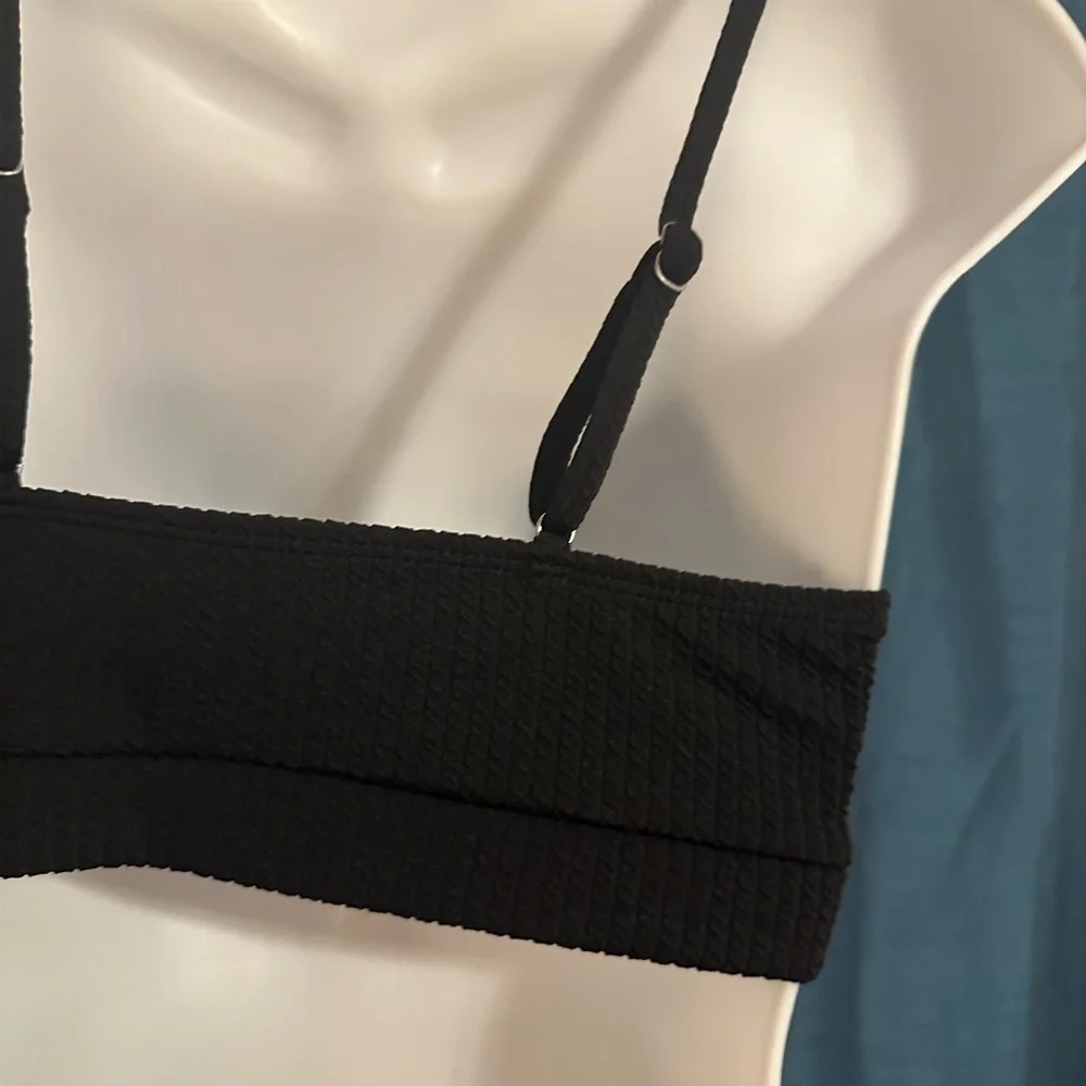 Sleek Black Bikini Set with Sporty Crop Top - Picture 3 of 5